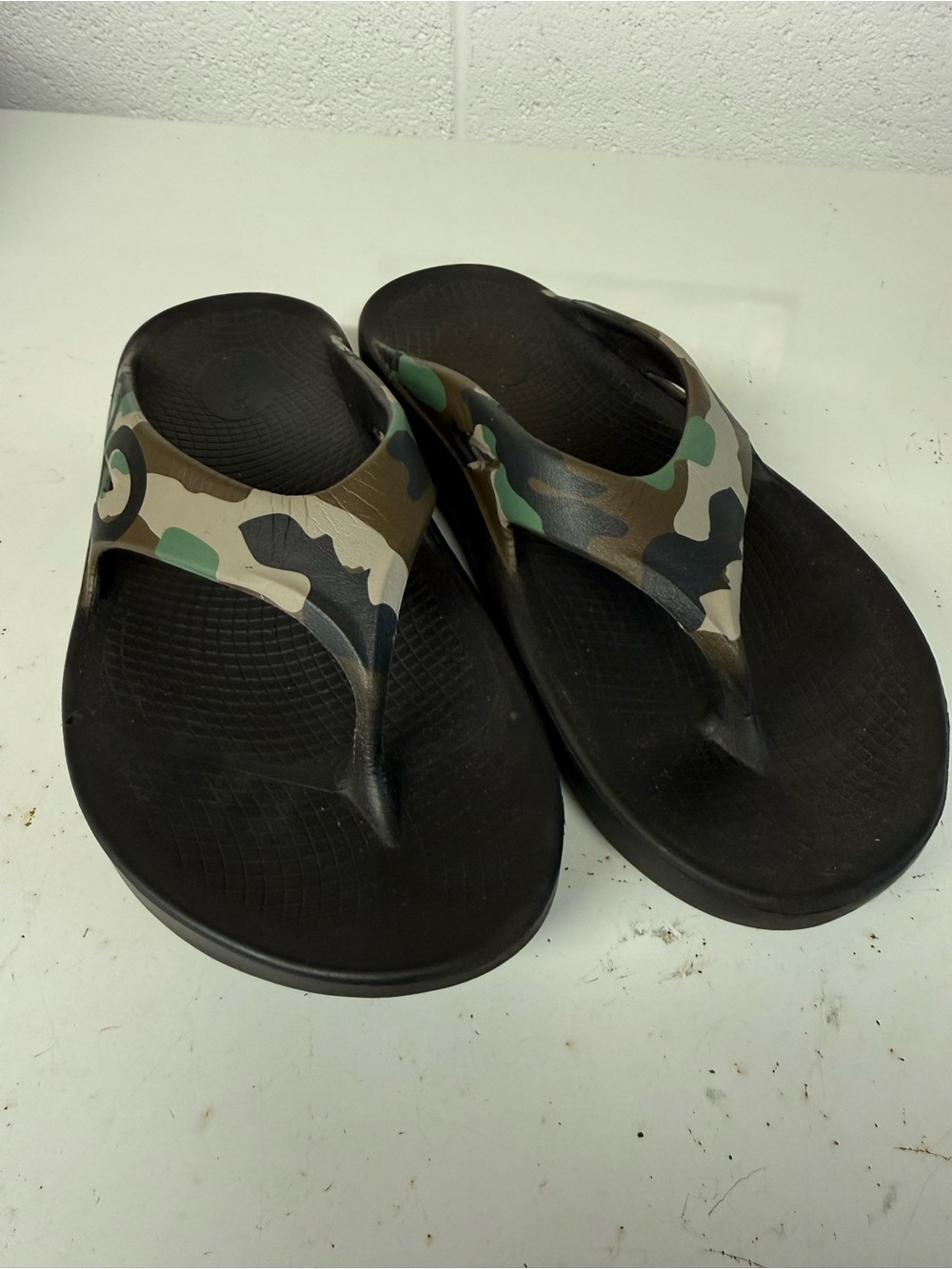 Oofos Camo Pattern Black Flip Flop Sandals